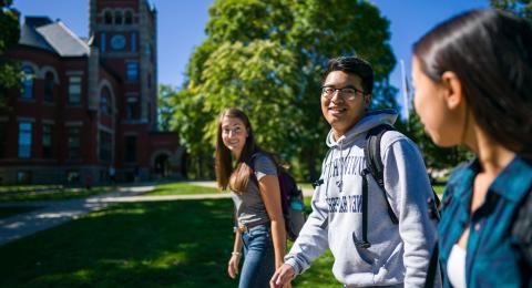 学生 walking the UNH campus