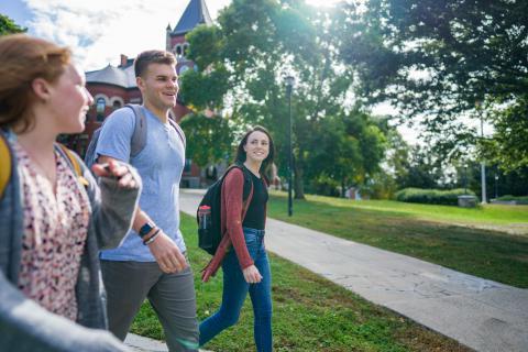 学生 walking outside in Durham